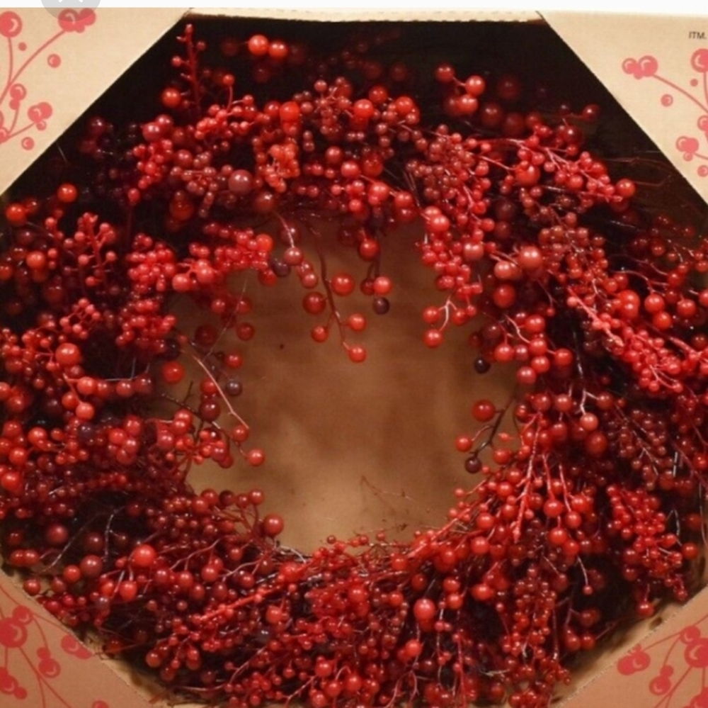 Holiday 28" Artificial Red Berry Wreath brand spanking new